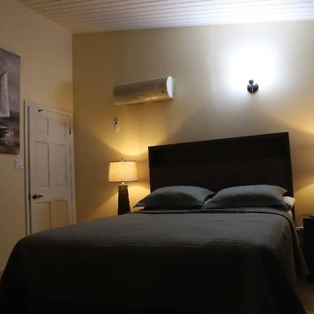 A Beautiful Villa In A Prime Location Of Jolly Jolly Harbour Екстериор снимка